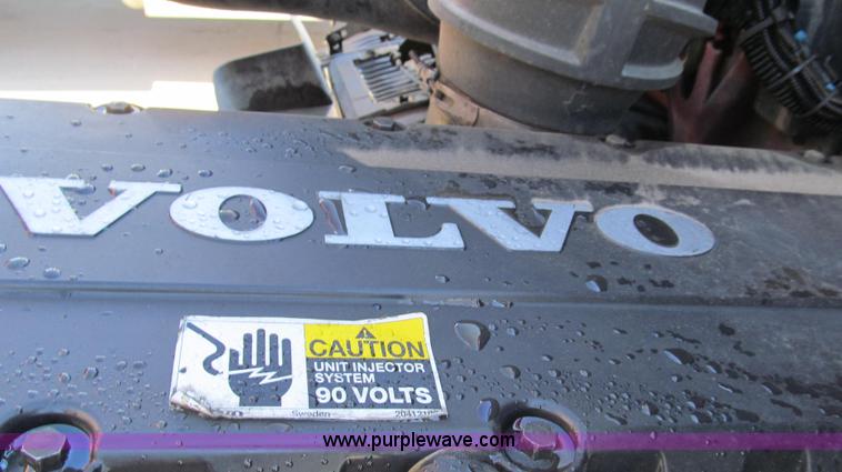 image for item G2184 2003 Volvo VNL semi truck