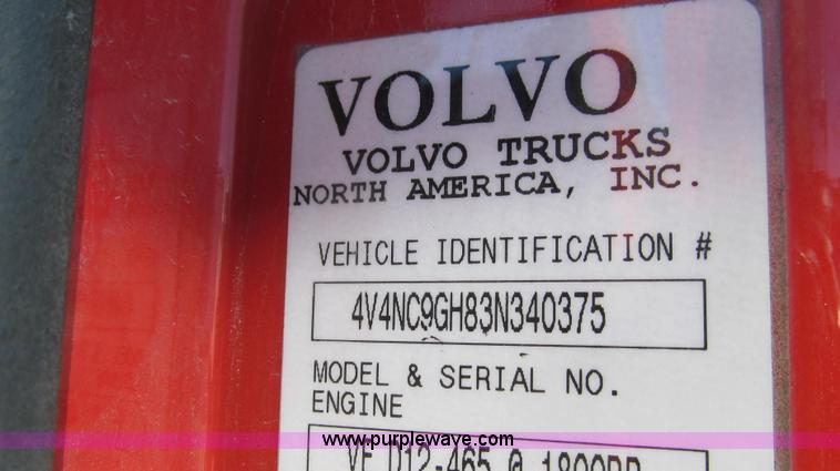image for item G2184 2003 Volvo VNL semi truck