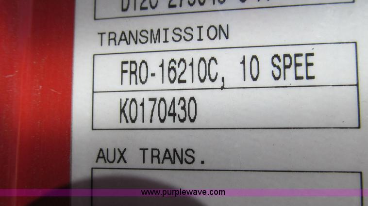 image for item G2184 2003 Volvo VNL semi truck