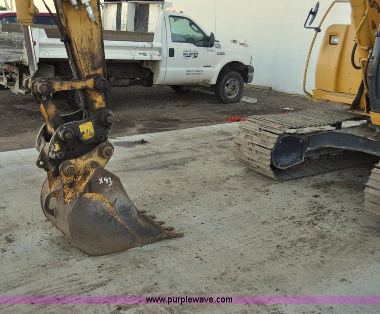 image for item G6204 2004 John Deere 80C excavator