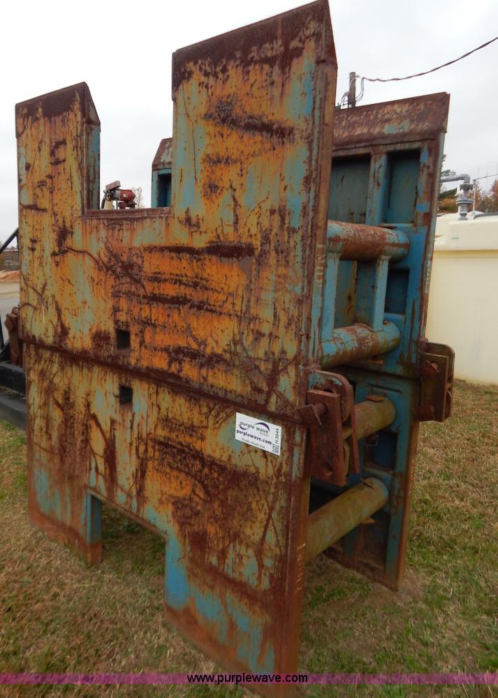 image for item H3944 (2) steel trench boxes