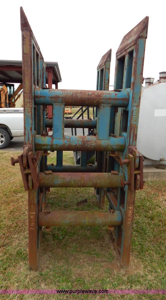 image for item H3944 (2) steel trench boxes