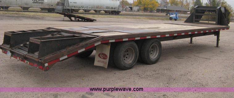 image for item H4401 2000 L&L gooseneck flatbed trailer