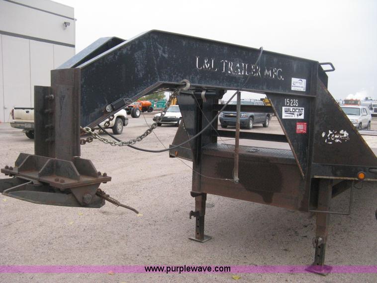 image for item H4401 2000 L&L gooseneck flatbed trailer