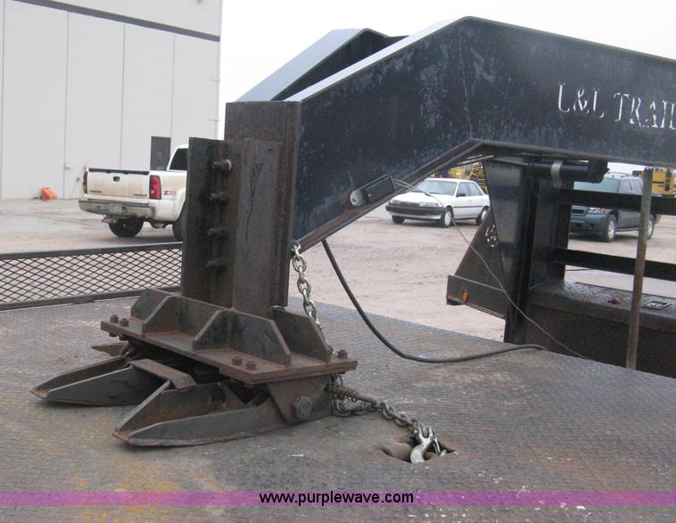 image for item H4401 2000 L&L gooseneck flatbed trailer