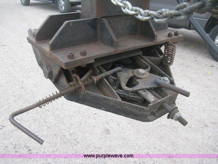 image for item H4401 2000 L&L gooseneck flatbed trailer