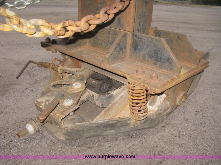 image for item H4401 2000 L&L gooseneck flatbed trailer