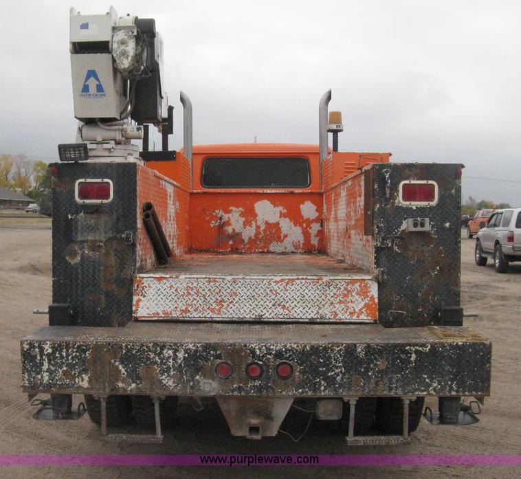 image for item H4409 1994 International 4700 utility truck