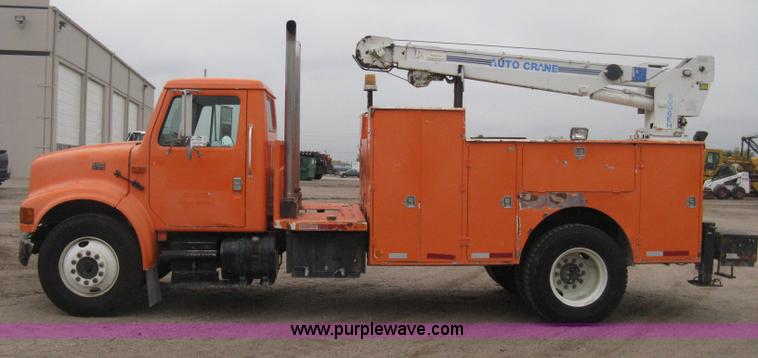 image for item H4409 1994 International 4700 utility truck