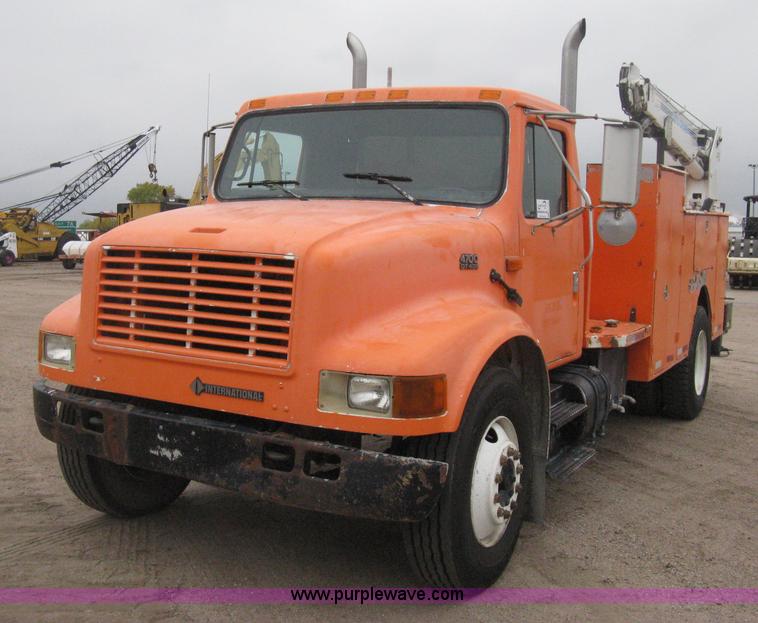image for item H4409 1994 International 4700 utility truck