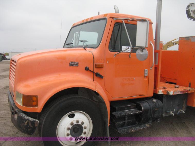 image for item H4409 1994 International 4700 utility truck