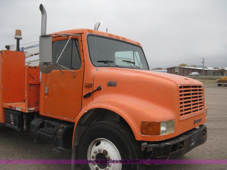 image for item H4409 1994 International 4700 utility truck