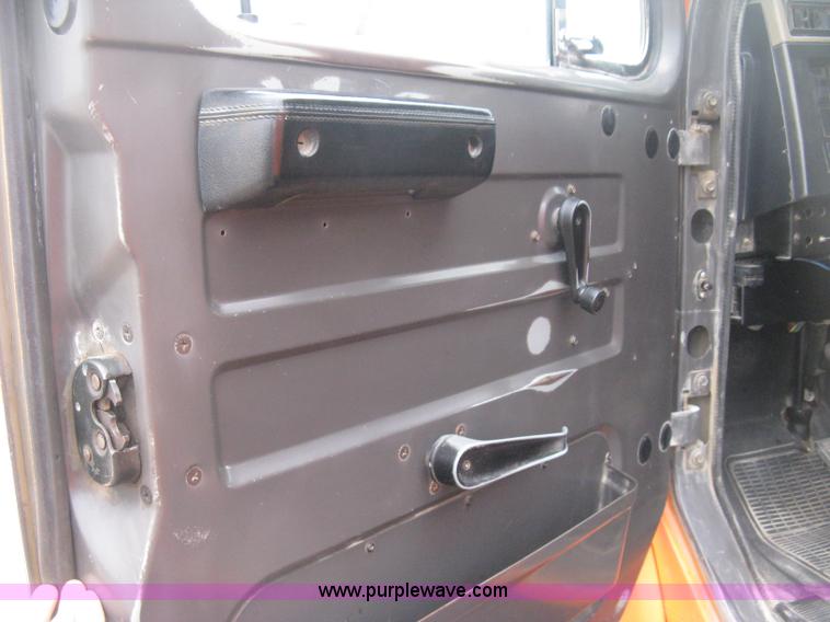 image for item H4409 1994 International 4700 utility truck