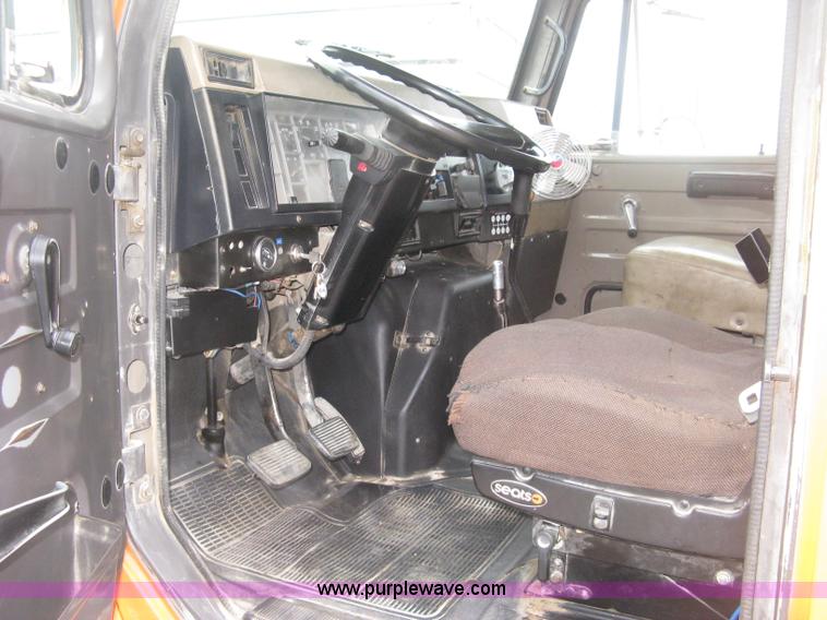 image for item H4409 1994 International 4700 utility truck
