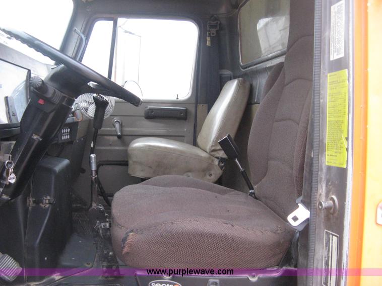 image for item H4409 1994 International 4700 utility truck