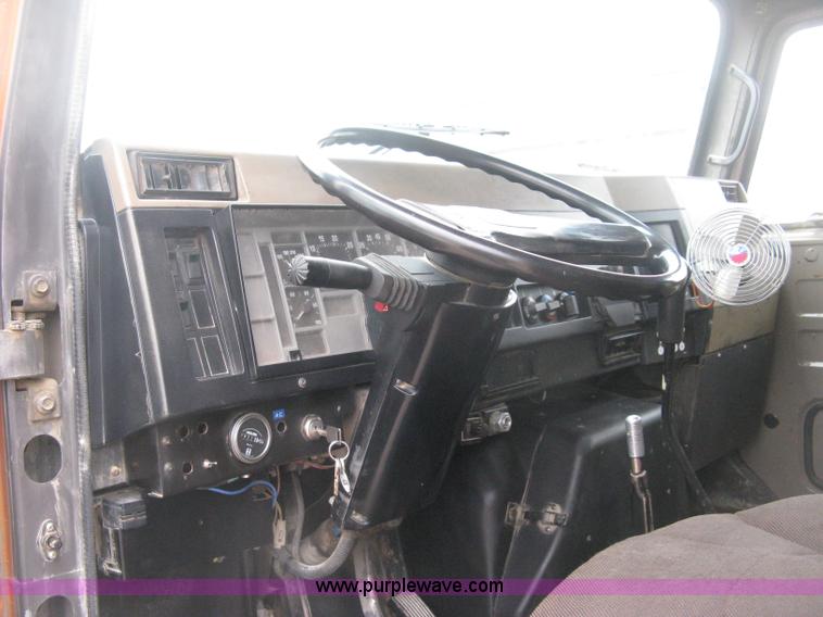 image for item H4409 1994 International 4700 utility truck