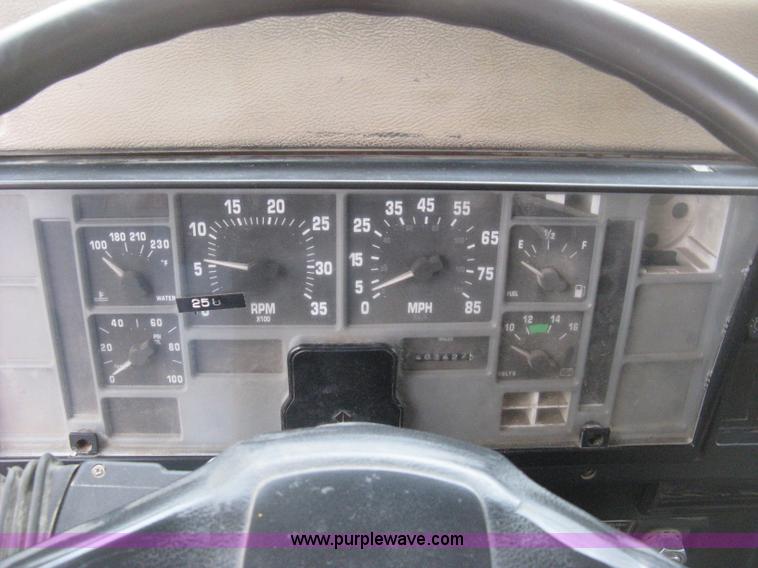 image for item H4409 1994 International 4700 utility truck