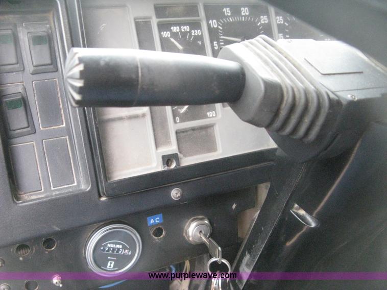 image for item H4409 1994 International 4700 utility truck