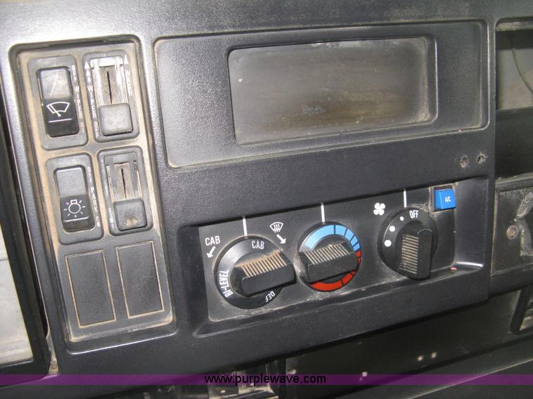 image for item H4409 1994 International 4700 utility truck