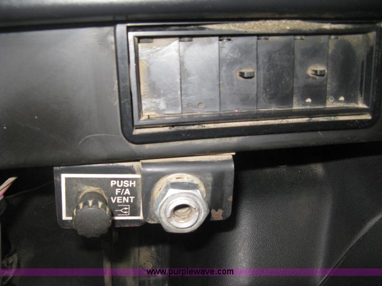 image for item H4409 1994 International 4700 utility truck