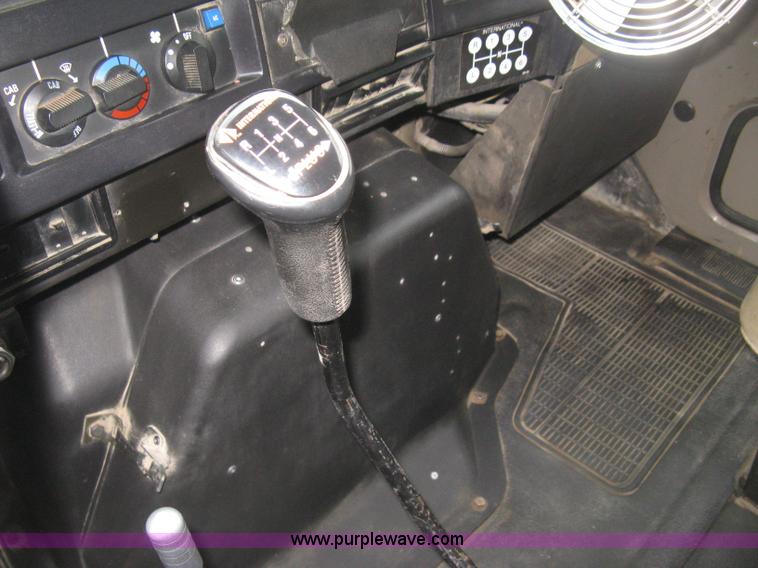 image for item H4409 1994 International 4700 utility truck