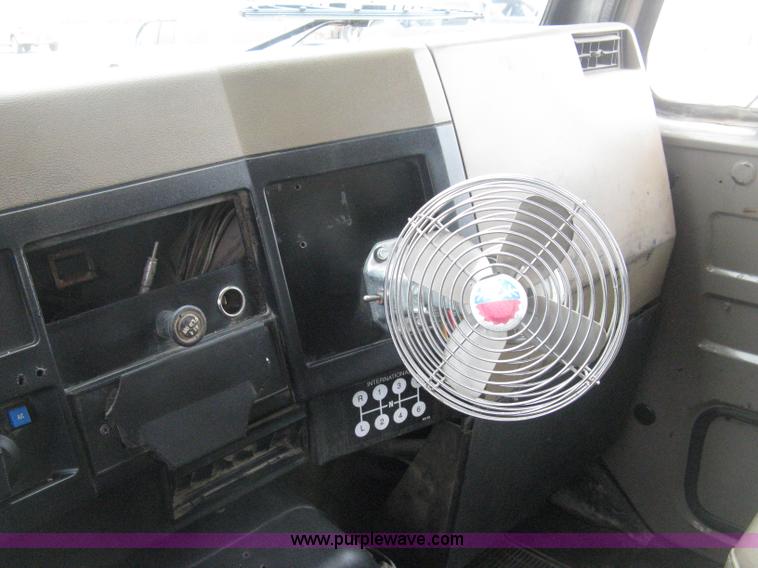 image for item H4409 1994 International 4700 utility truck