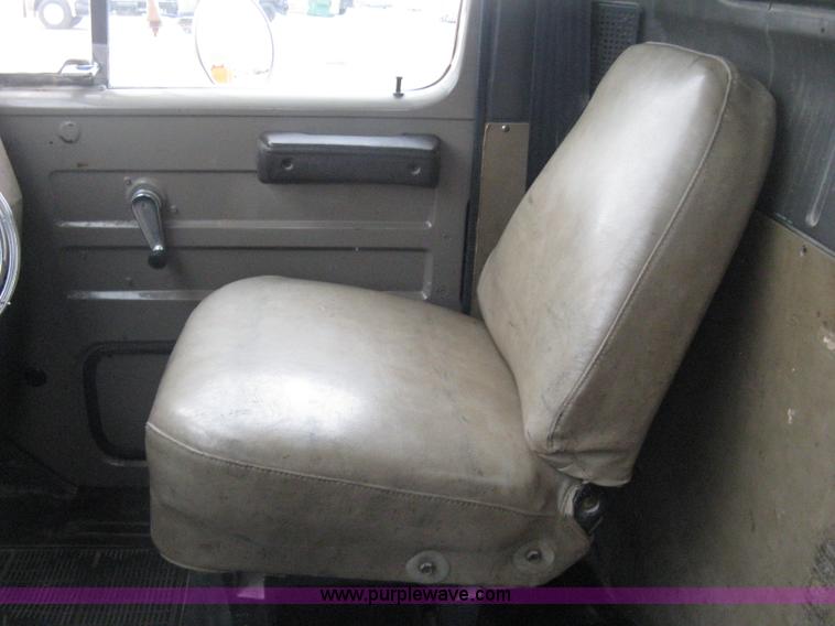 image for item H4409 1994 International 4700 utility truck