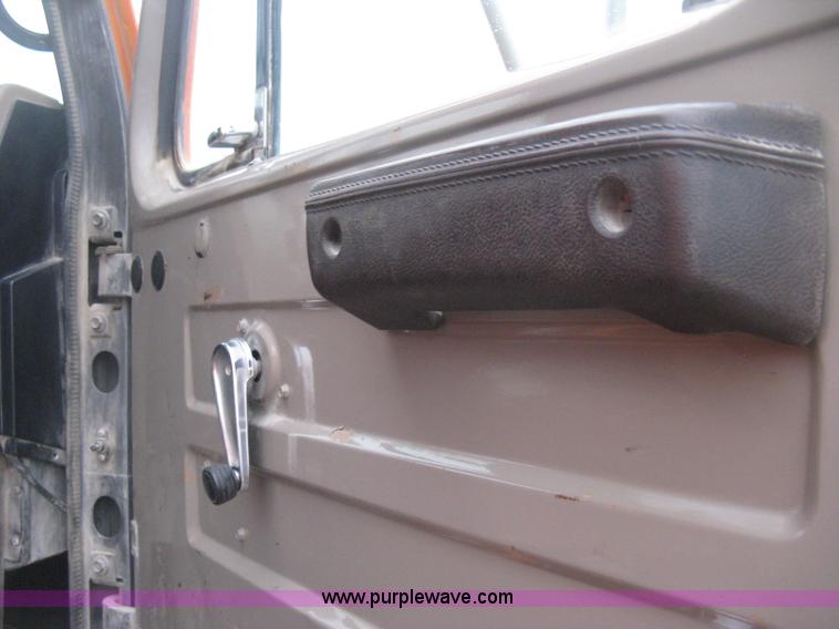 image for item H4409 1994 International 4700 utility truck