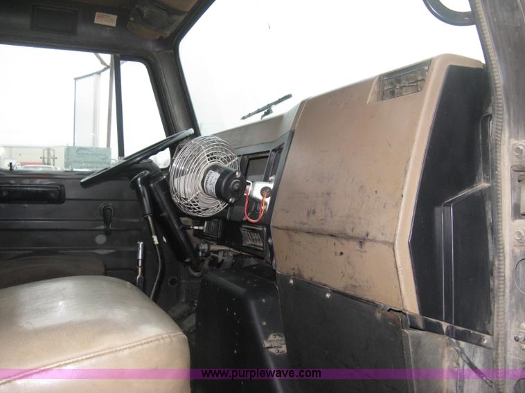 image for item H4409 1994 International 4700 utility truck