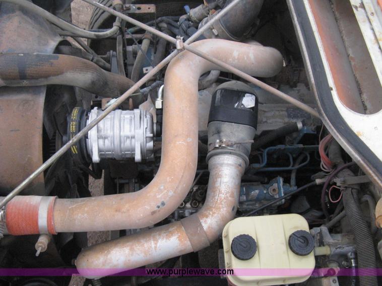 image for item H4409 1994 International 4700 utility truck