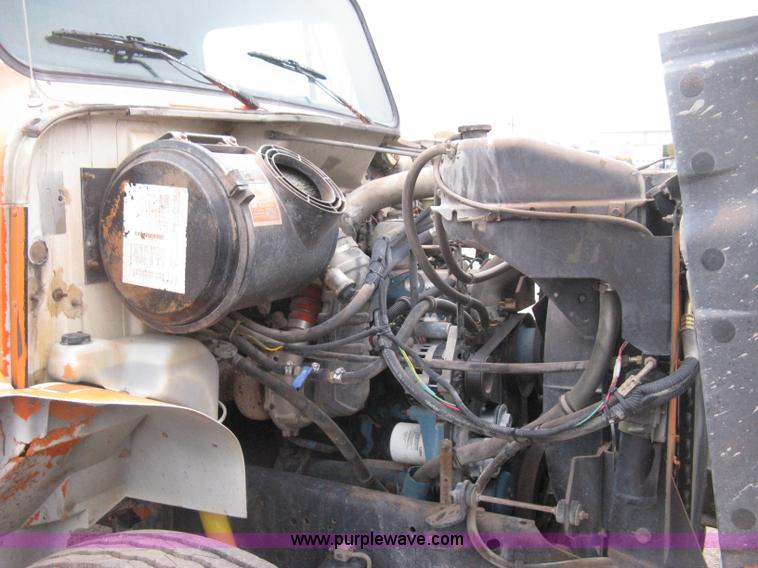 image for item H4409 1994 International 4700 utility truck