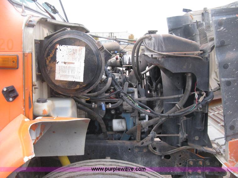 image for item H4409 1994 International 4700 utility truck