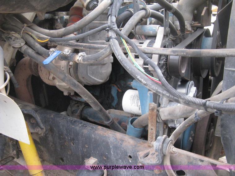 image for item H4409 1994 International 4700 utility truck