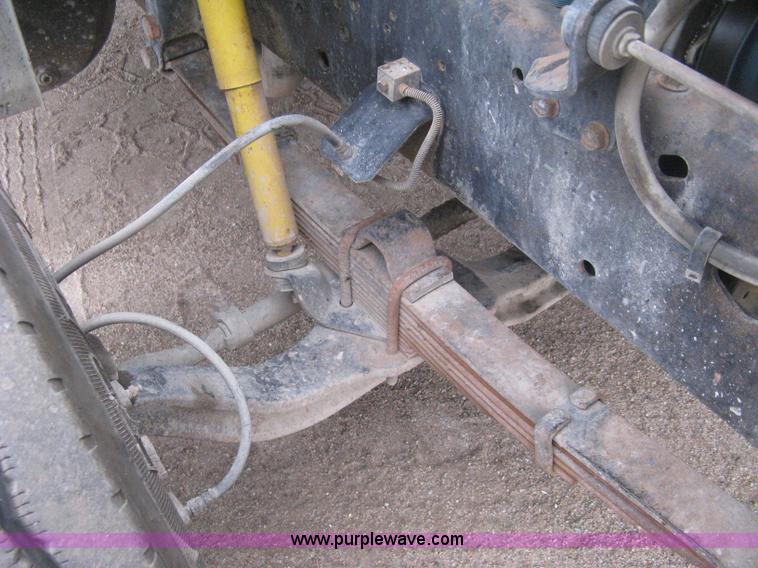 image for item H4409 1994 International 4700 utility truck