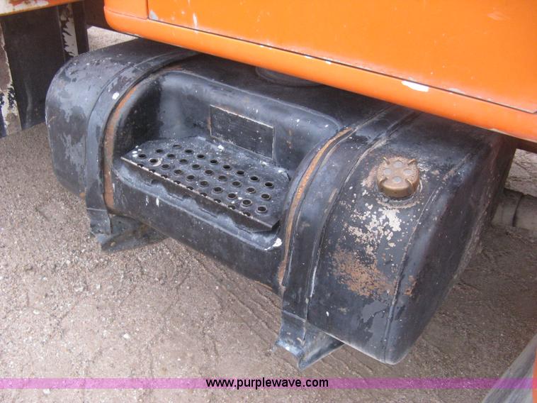 image for item H4409 1994 International 4700 utility truck