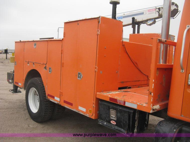 image for item H4409 1994 International 4700 utility truck