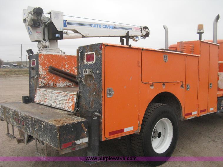 image for item H4409 1994 International 4700 utility truck