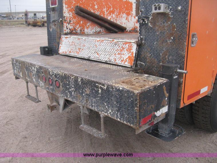 image for item H4409 1994 International 4700 utility truck