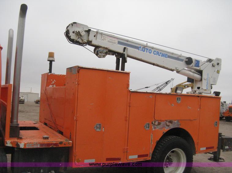 image for item H4409 1994 International 4700 utility truck