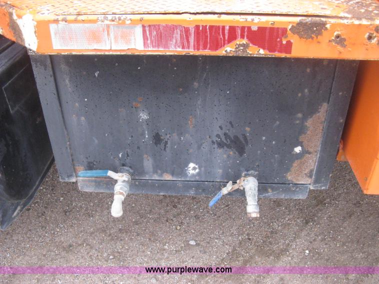 image for item H4409 1994 International 4700 utility truck