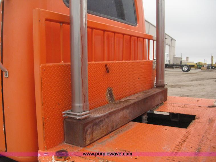 image for item H4409 1994 International 4700 utility truck