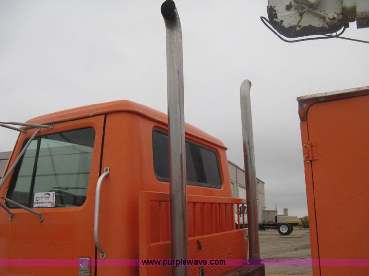 image for item H4409 1994 International 4700 utility truck