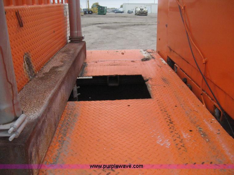 image for item H4409 1994 International 4700 utility truck