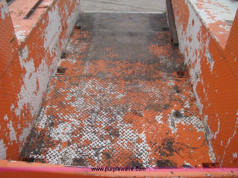 image for item H4409 1994 International 4700 utility truck