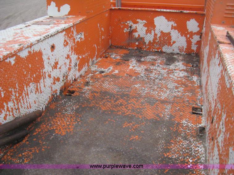 image for item H4409 1994 International 4700 utility truck