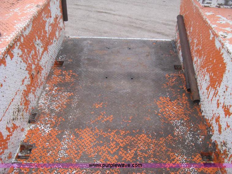 image for item H4409 1994 International 4700 utility truck