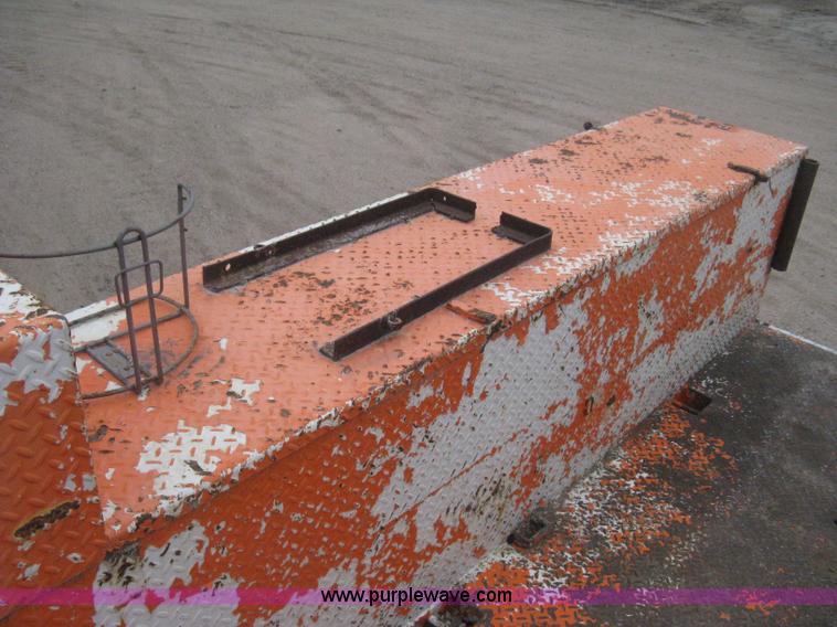 image for item H4409 1994 International 4700 utility truck