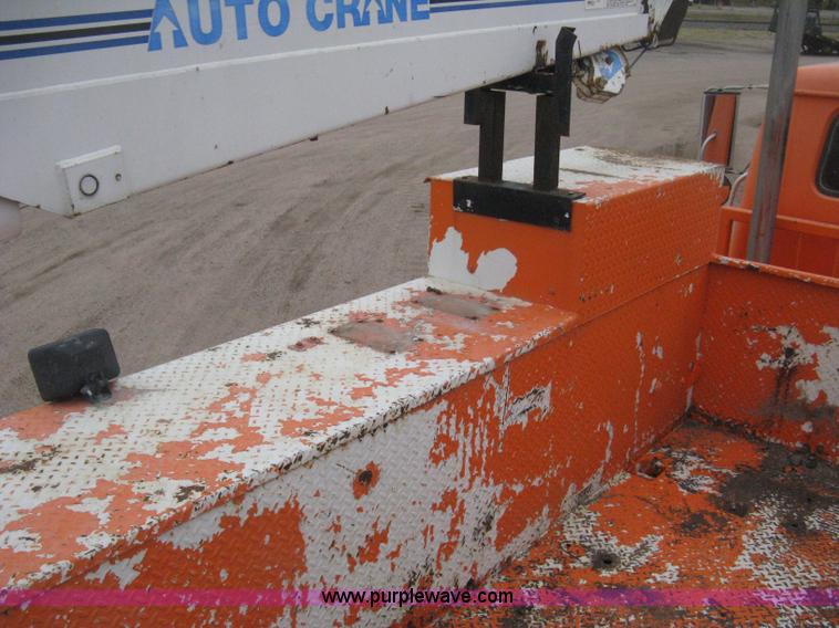 image for item H4409 1994 International 4700 utility truck