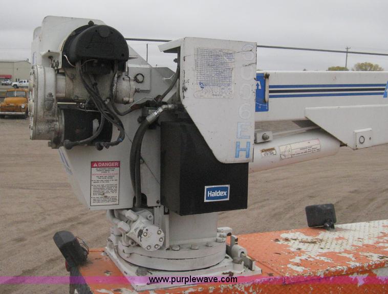 image for item H4409 1994 International 4700 utility truck