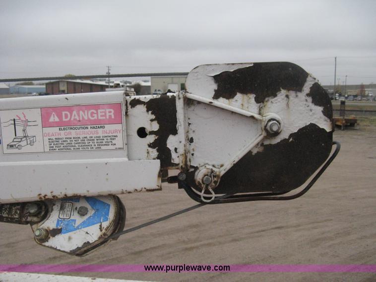 image for item H4409 1994 International 4700 utility truck